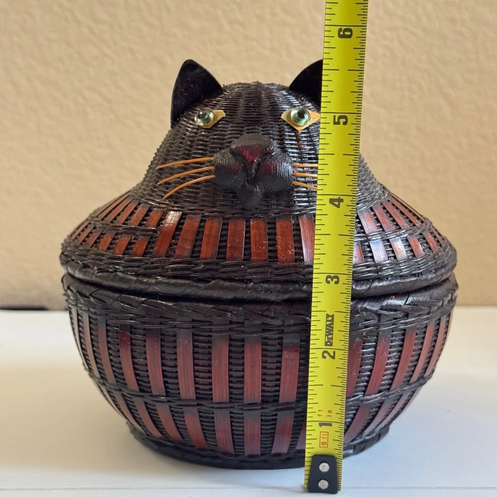 Vintage Woven Wicker Cat Basket with Lid Decorative Feline Trinket Box Brown